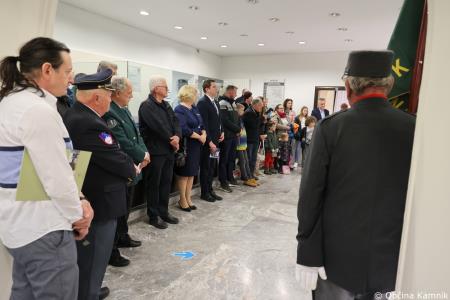 V prostorih občinske stavbe na ogled razstava literarnih in likovnih del na temo Častni občan Kamnika (35)